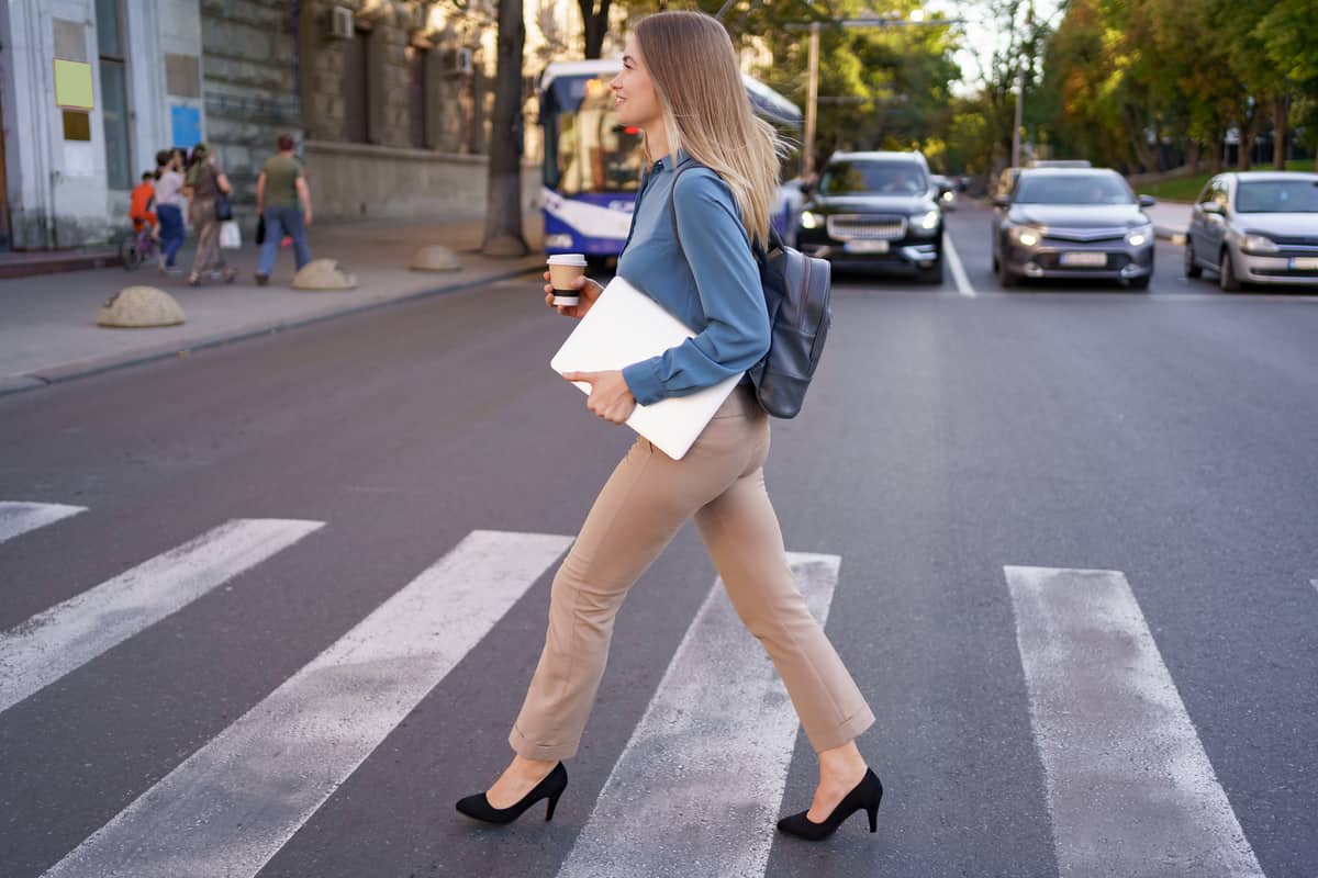 Donna che attraversa sulle strisce in città