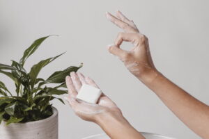Mani che tengono un sapone e fanno il segno ok