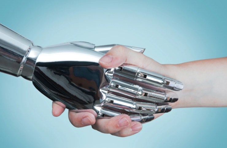 umano e robot che si stringono la mano