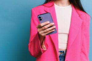 Donna con in mano smartphone