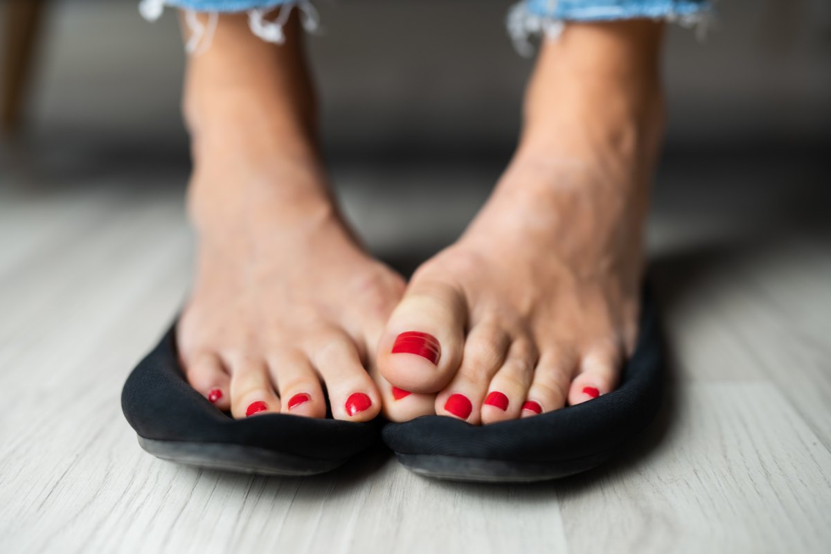 piedi con smalto poggiati su scarpe