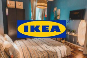 logo ikea e camera da letto esposta ad ikea