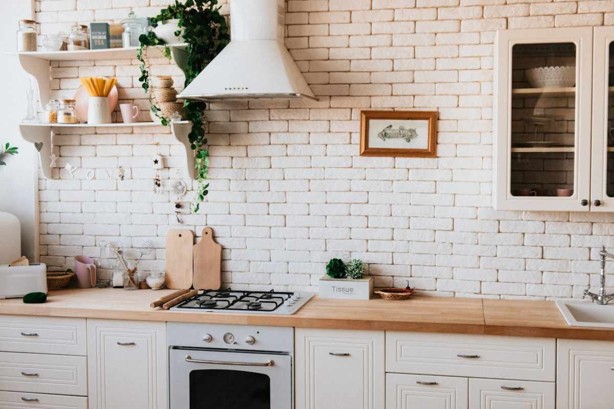 Cucina bianca e ordinata