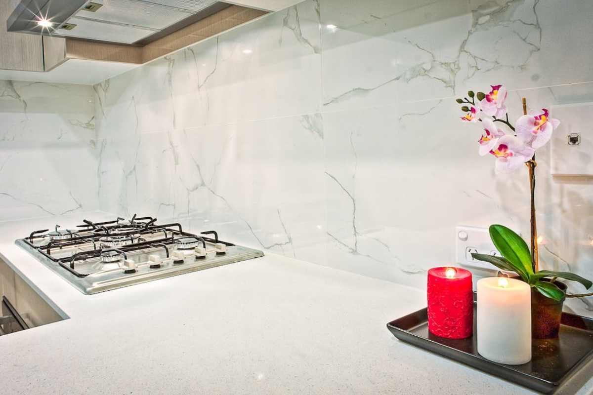 Cucina bianca e ordinata