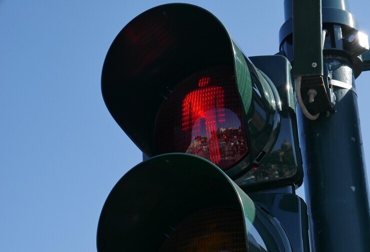 Semaforo per pedoni di colore rosso