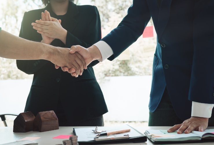stretta di mano fra persone eleganti 
