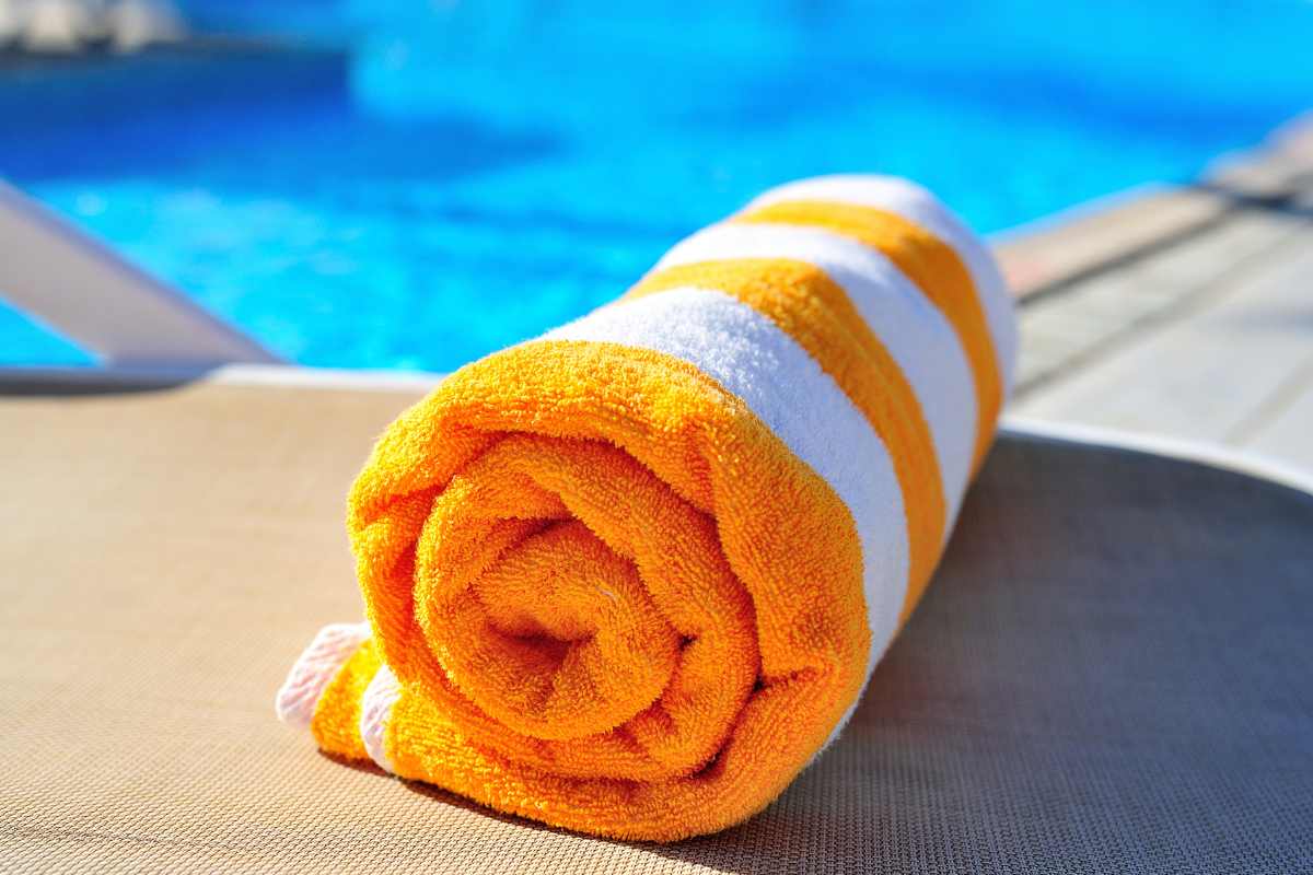 telo mare arancione e bianco bordo piscina
