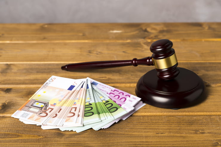 Martello del giudice di fianco a banconote