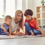 Ragazza alla pari che gioca con due bambini