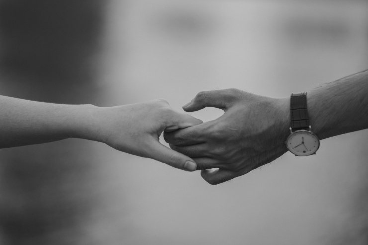 coppia che si tiene per mano in bianco e nero