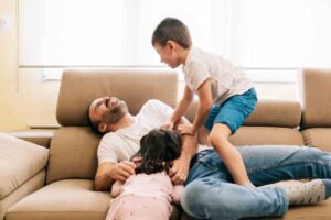 Papà e figli giocano