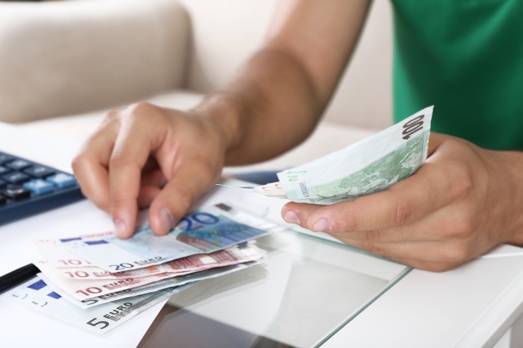 Persona che conta i soldi