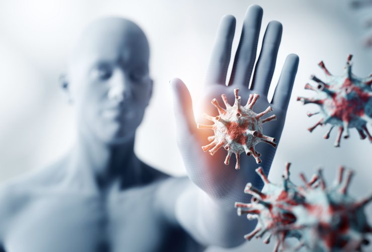 Persona lotta contro i virus con il sistema immunitario