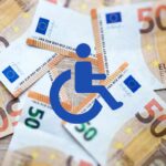 Banconote da 50€ e logo invalidità in primo piano