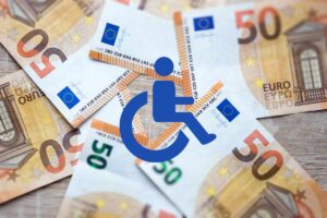 Banconote da 50€ e logo invalidità in primo piano