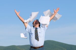 Uomo che lancia fogli per aria