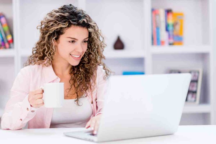 Ragazza al computer 