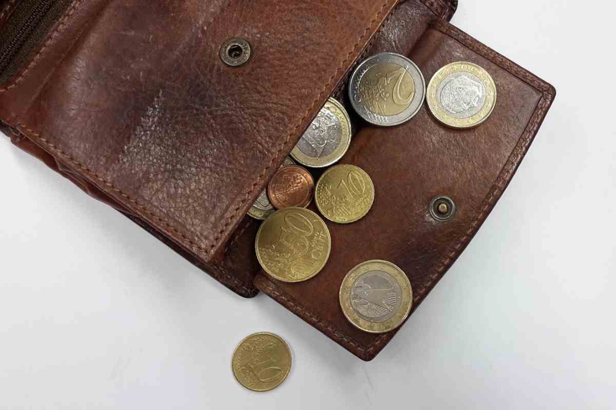 Monete che escono dal portafoglio