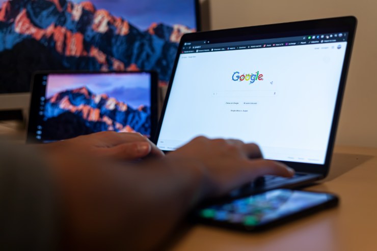 Persona che fa una ricerca Google da Pc