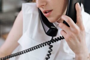 Persona al telefono