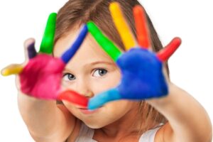 bambina mostra mani colorate