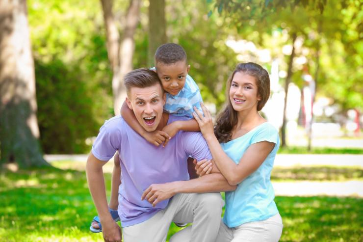 padre madre e figlio adottivo