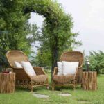 Poltrone in rattan poste in giardino