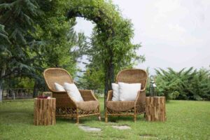 Poltrone in rattan poste in giardino