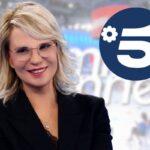 uomini e donne sfondo maria de filippi e logo canale 5