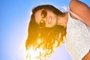 Donna con capelli al sole