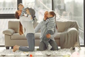 Mamma, papà e due bambini in salotto