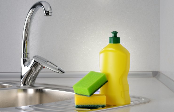 sapone per piatti lavandino e spugne