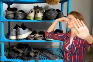 scarpiera e donna che si ottura naso