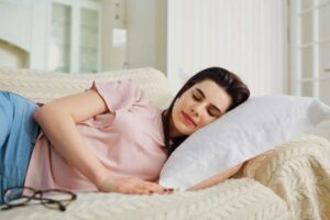 donna dorme sul divano