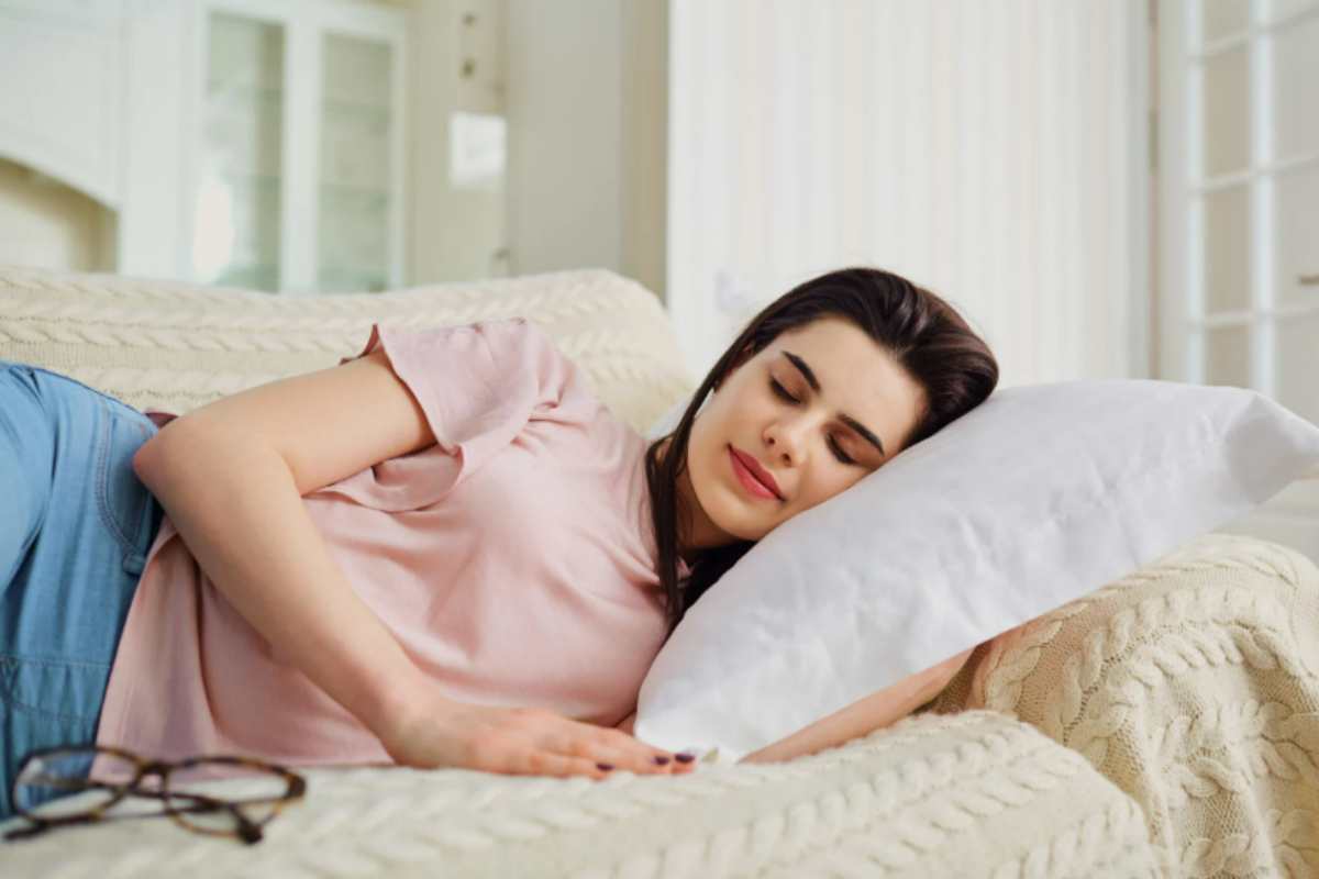 donna dorme sul divano
