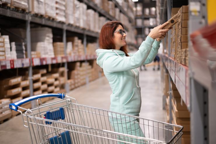 donna con carrello a ikea