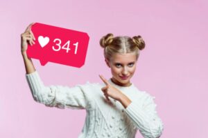 influencer che mostra un cartello con un numero e un cuore