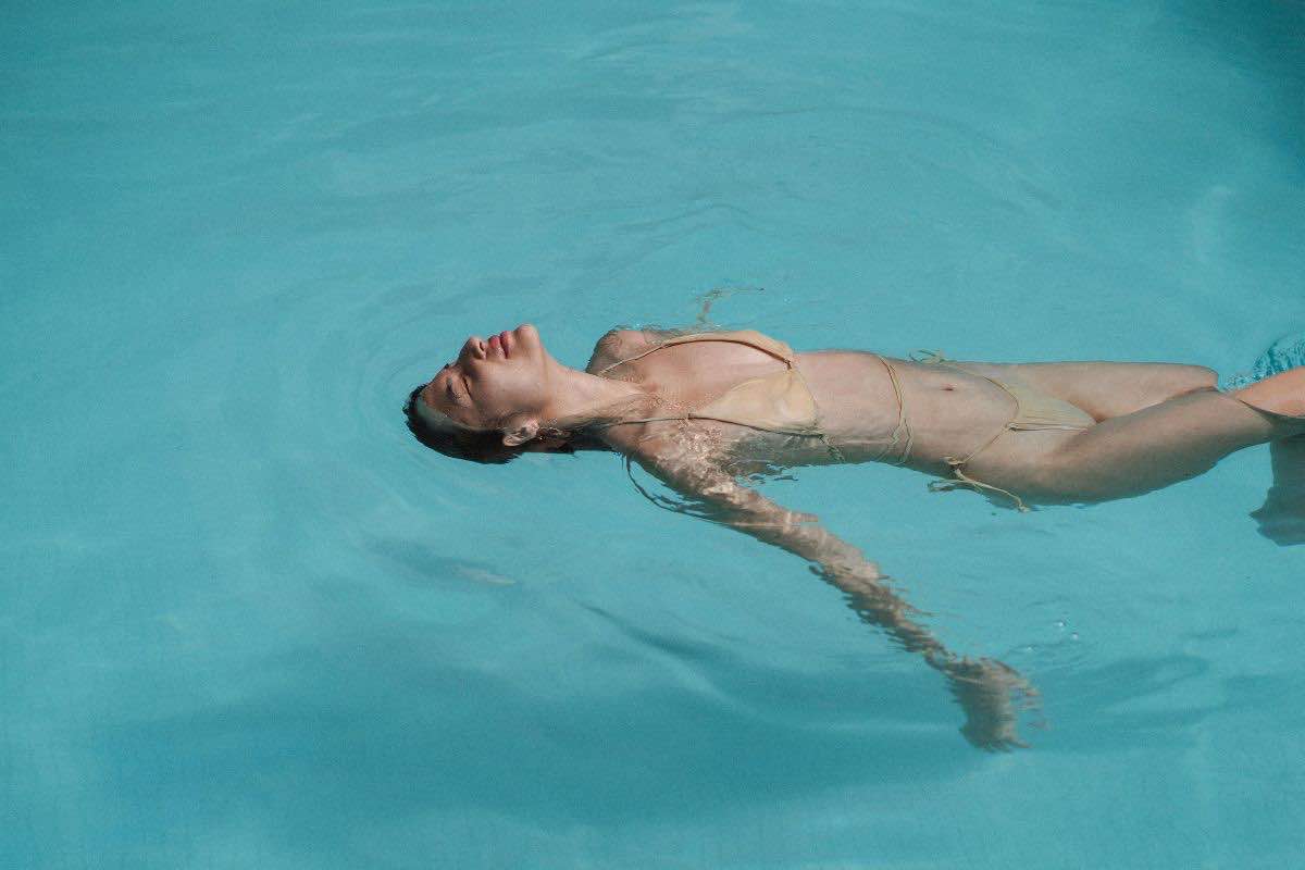 Donna che galleggia in acqua