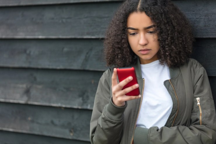 ragazza con il cellulare in mano