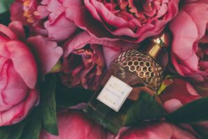 Profumo circondato da rose