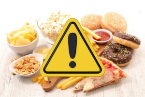 cibo con in primo piano segnale allarme