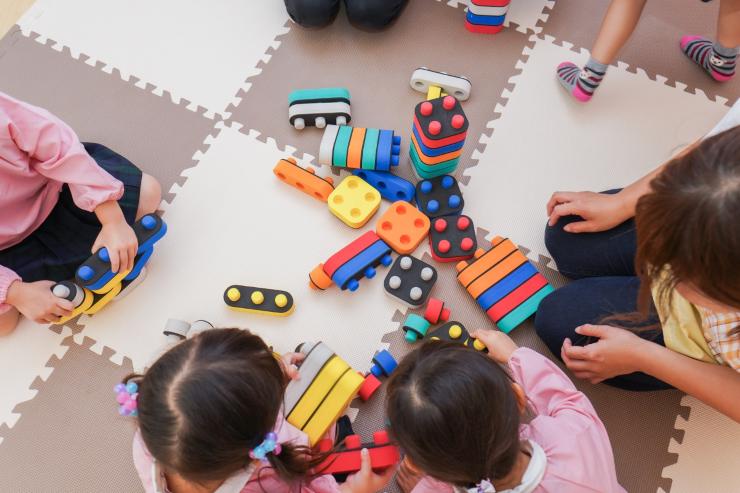 bambini asilo nido con giochi