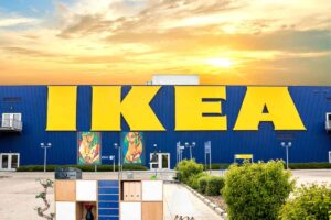 negozio ikea e mobili sedia quadri
